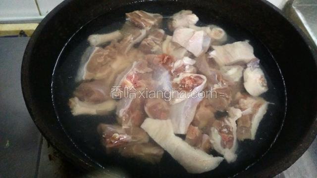 锅中放入凉水将鸭肉放入进行焯水。