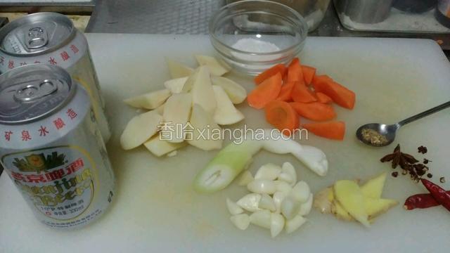 准备葱，姜，蒜，花椒，大量，辣椒，冰糖，啤酒。自制炖肉粉一小勺