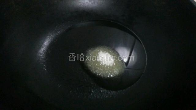 锅中放油放入冰糖