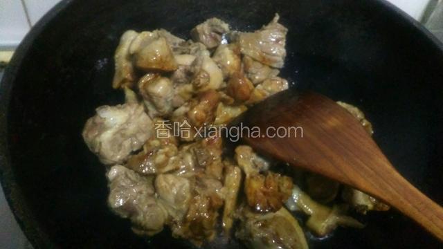 糖变色后将鸭肉放入进行炒制。