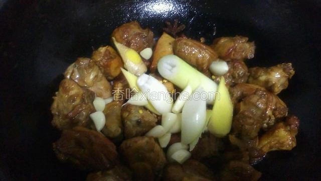 放入所有调料继续炒