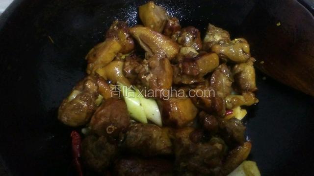 看这鸭肉已经上色