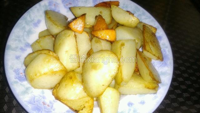 将土豆，胡萝卜稍微过一下油放入砂锅中。