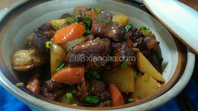 好了汤收净可以直接上桌，撒上点香葱末装饰一下。