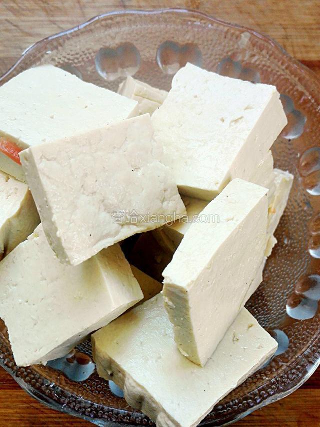 把豆腐切成小块