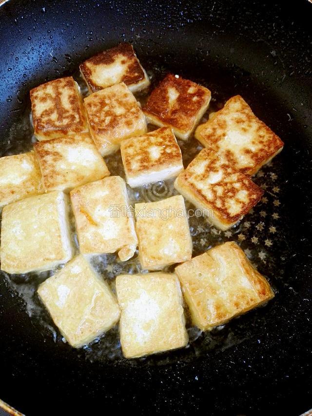 一面煎好煎另一面，煎好盛出备用