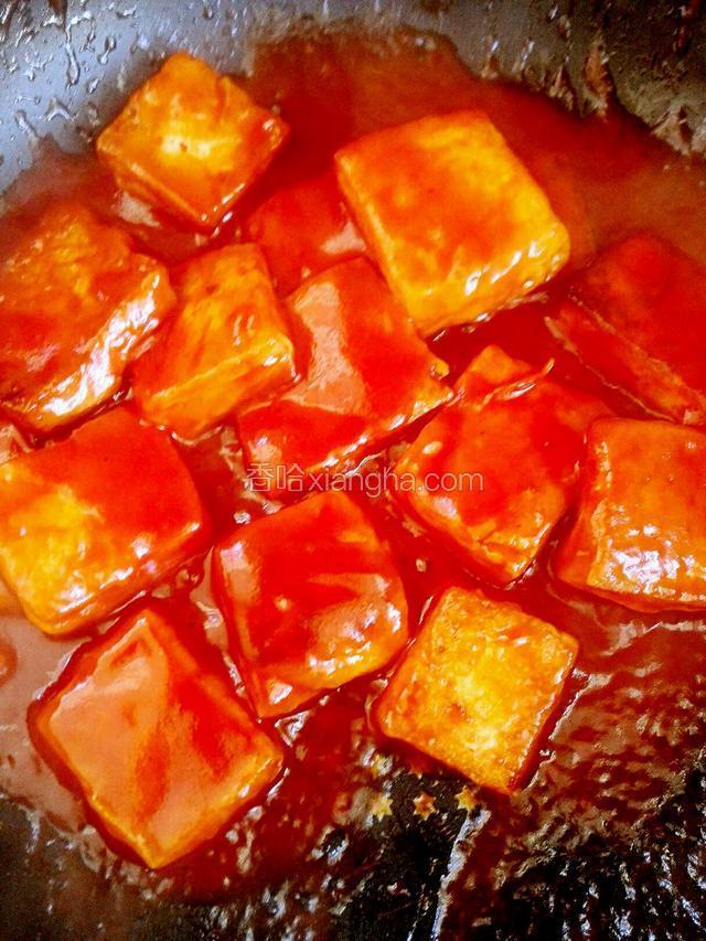 放入煎好的豆腐并炒匀，使每块豆腐都粘上汁即可