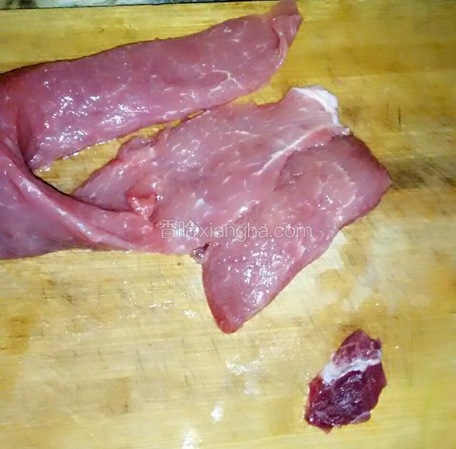猪里脊肉洗干净切薄片。