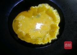 蟹味菇炒鸡蛋的做法图解2