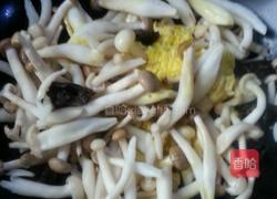 蟹味菇炒鸡蛋的做法图解3