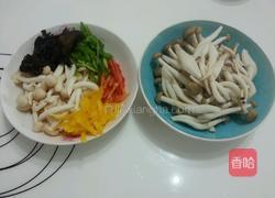 蟹味菇炒鸡蛋的做法图解1