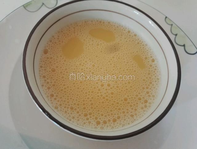 鸡蛋打入碗里加入适量水，水和蛋的比例差不多2比1再调入适量盐均匀搅拌