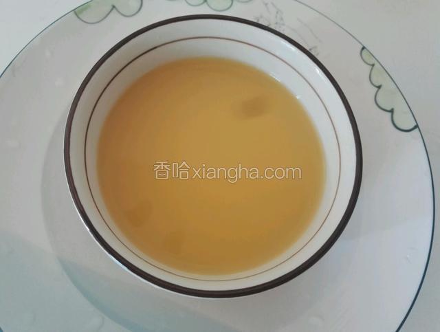 用汤勺把蛋液上面的泡泡捞掉