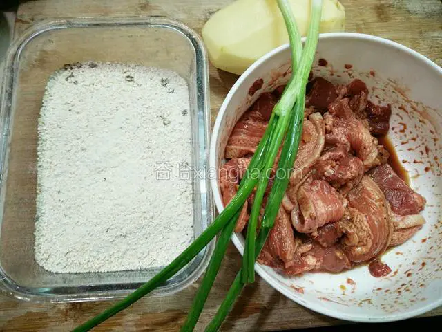 腌好的肉取出，土豆去皮洗净，蒸肉米粉备好（可买可自制，自制请参看我的菜谱，有详细做法），葱两根