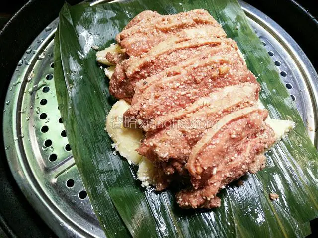 再将肉铺土豆上，开火蒸了，大火半小时后转小火焖蒸一个小时（不用守在热汽蒸腾的厨房，只要中途过来看看锅里需不需要加水）