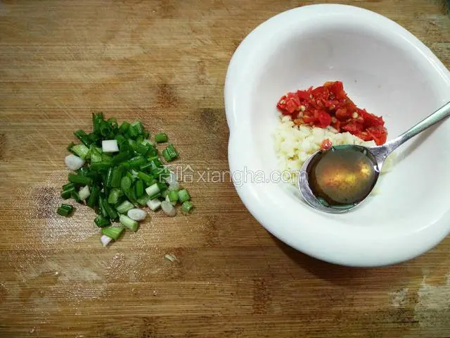 趁蒸肉快熟时剁点蒜末，取一勺剁椒，一勺香油放干净碗里加少许清水混匀;切点葱花