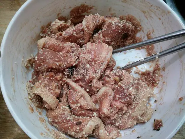 取米粉适量加入腌好的肉中，加少许清水滋润一下（这样蒸出的肉不发干，更适口），放一边让米粉充分发涨
