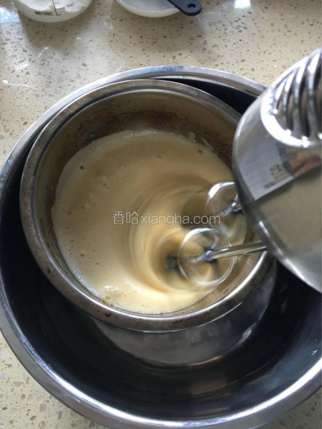 低速搅打到形成细腻的乳沫后，换高速搅打。