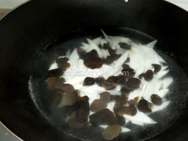 炒锅置水烧开，把山药，木耳一同放入锅里焯水2分钟。