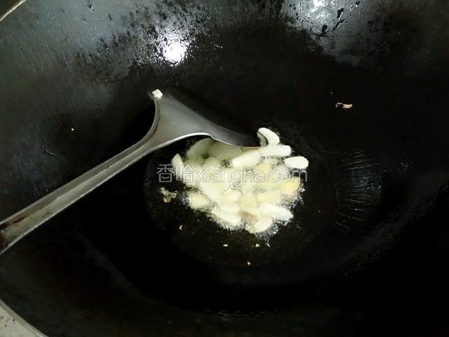 炒锅置油烧至5层热放入姜，蒜炒香
