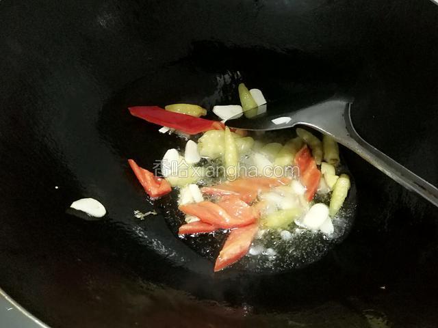再放彩椒，泡辣椒炒香。