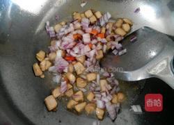 菠萝鸡肉炒饭的做法图解5