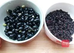 Illustration of how to make black rice and black bean porridge 3