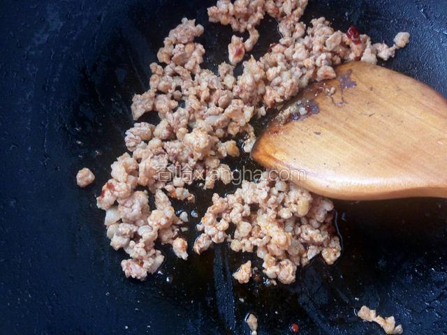 锅留底油，炒肉沫。