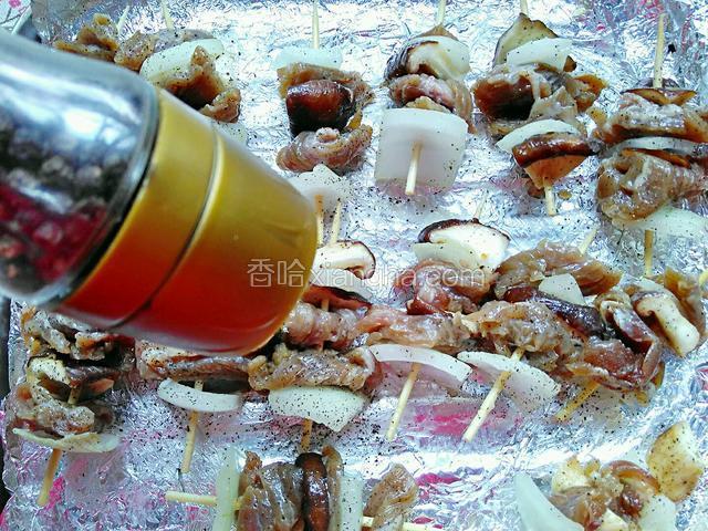 再撒上一些黑胡椒。