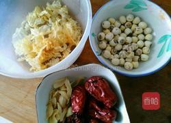 莲子银耳粥的做法图解1