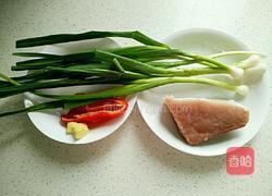 蒜苗炒肉的做法图解1