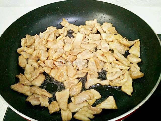 碗里放适量油，放入肉片炒至变色。