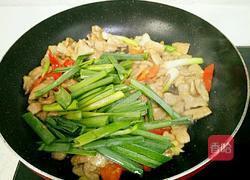 蒜苗炒肉的做法图解7