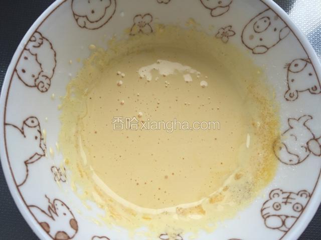 立即打发蛋黄，加入另一份细砂糖，打发至蛋黄体积变大颜色变浅即可