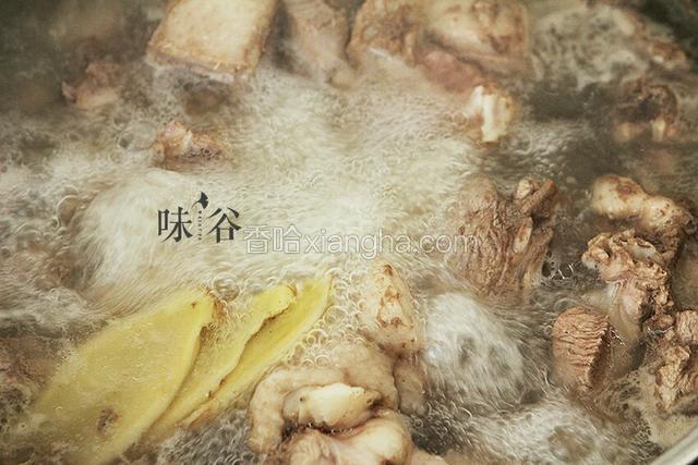 将鸡块放入开水中飞水，捞起洗净备用。