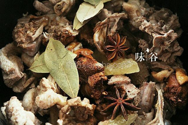 放入桂皮香叶八角。