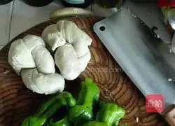 Illustration of how to stir-fry gluten with green pepper 1