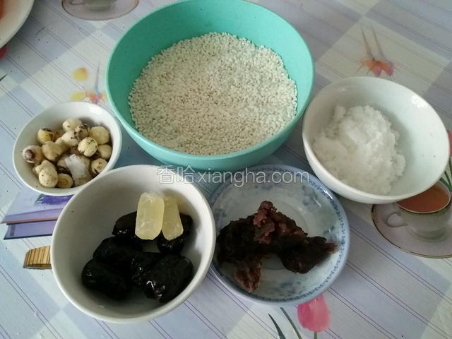 所有食材准备好备用（糯米提前泡好，莲子提前煮熟备用）