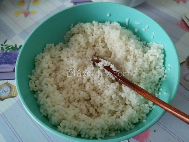 将糯米控净水把少许盐和油放里拌匀