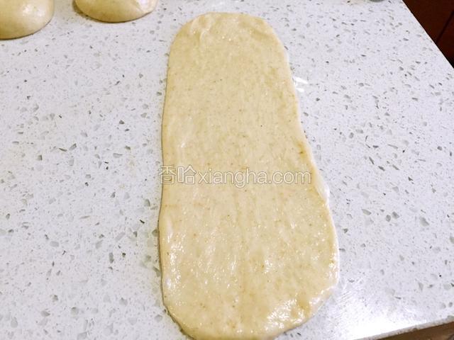 行15分钟后就可以操作啦！取一个面团，擀成长条后从一头卷起来