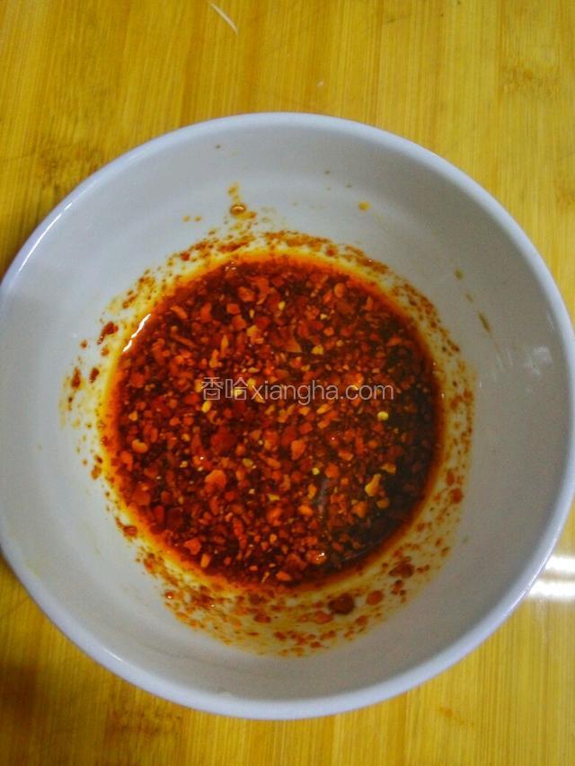 把所有的辅料放在碗里勾兑好