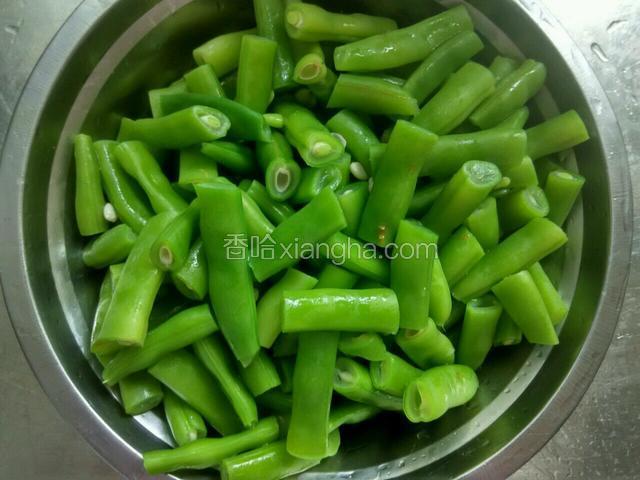把过凉水的四季豆沥水放盆子里。