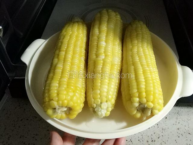 等待时间，时间到玉米就熟啦。从微波炉里取出来等稍凉就可以食用啦。（从微波炉取出时要当心热度烫手喔）