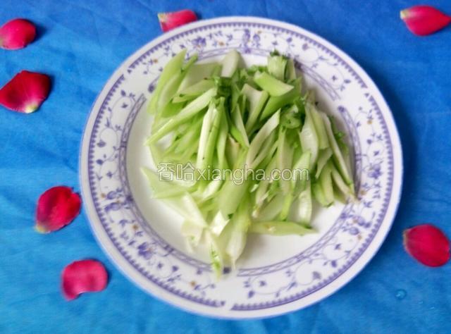 青菜颈斜切成小块，备用，