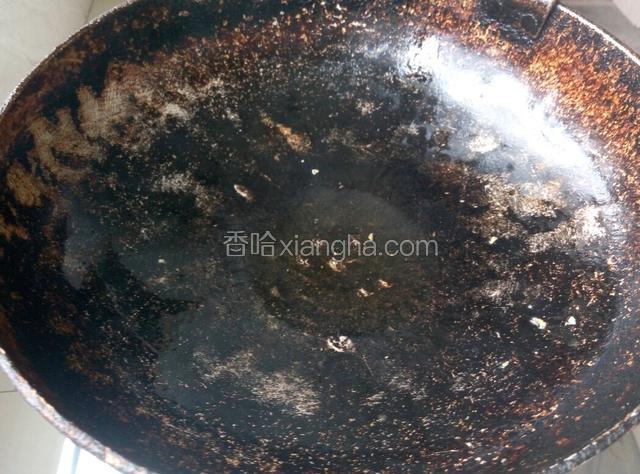 锅热倒油，油的量可根据自己喜欢的来，