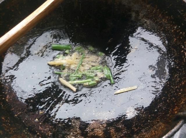 下葱姜，煸炒