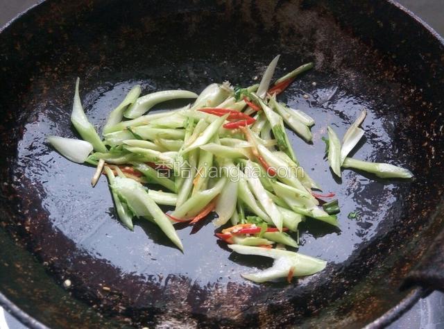 放入青菜颈，煸炒，为啥要放青菜颈呐，因为家里没有芹菜了，只能就地取材了，味道差不多吧，