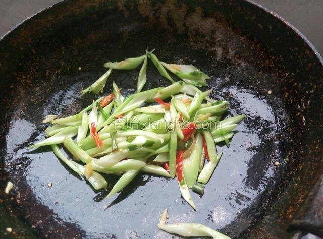 继续煸炒，差不多炒熟的青菜颈，