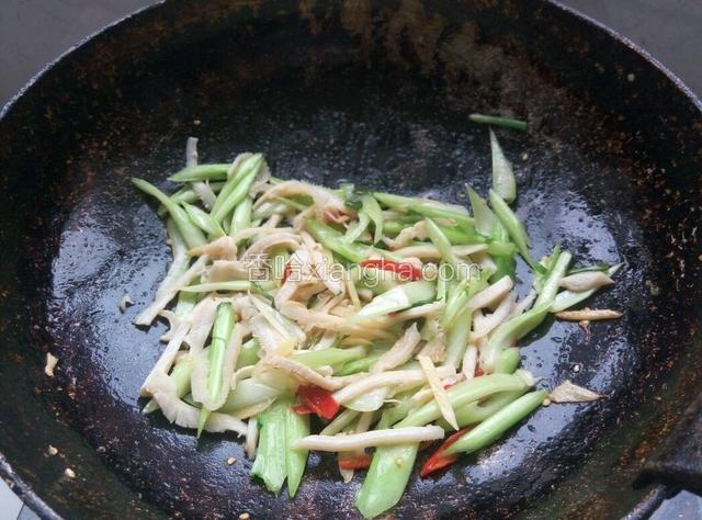 倒入牛肚继续大火煸炒，这时候倒料酒，一点点味极鲜酱油，不能用别的酱油，容易染色，那样可就不好看唠，