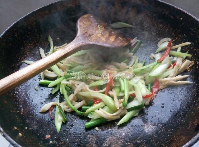 大火继续翻炒，因为牛肚买来就是熟的，炒一会可以出锅了，
